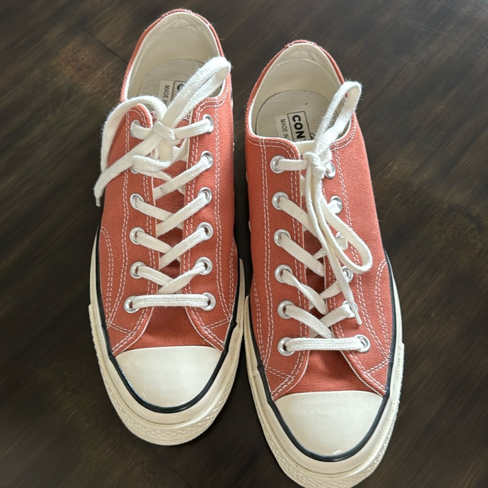 Chuck Taylor Converse. Like Brand new. Excellent condition. The color terracotta
